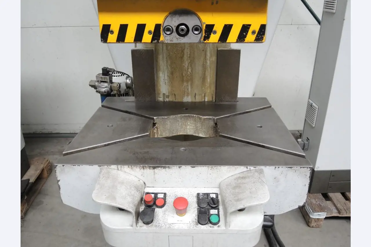 Chapas metálicas e máquinas para trabalhar metais<br><font size="2">Colaboração com Hilco Industrial Acquisitions bv</font><br><img src="/images/hil.png"><br>-5