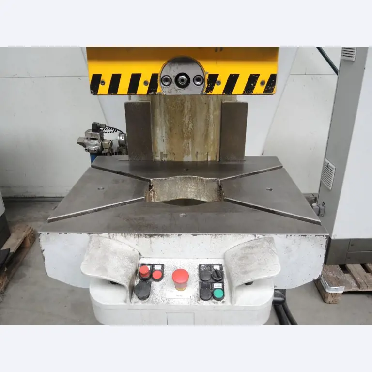 Chapas metálicas e máquinas para trabalhar metais<br><font size="2">Colaboração com Hilco Industrial Acquisitions bv</font><br><img src="/images/hil.png"><br>-5