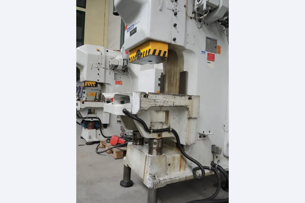 Chapas metálicas e máquinas para trabalhar metais<br><font size="2">Colaboração com Hilco Industrial Acquisitions bv</font><br><img src="/images/hil.png"><br>-7