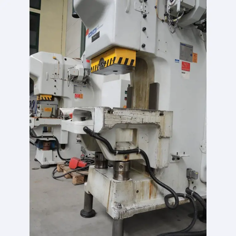 Chapas metálicas e máquinas para trabalhar metais<br><font size="2">Colaboração com Hilco Industrial Acquisitions bv</font><br><img src="/images/hil.png"><br>-7