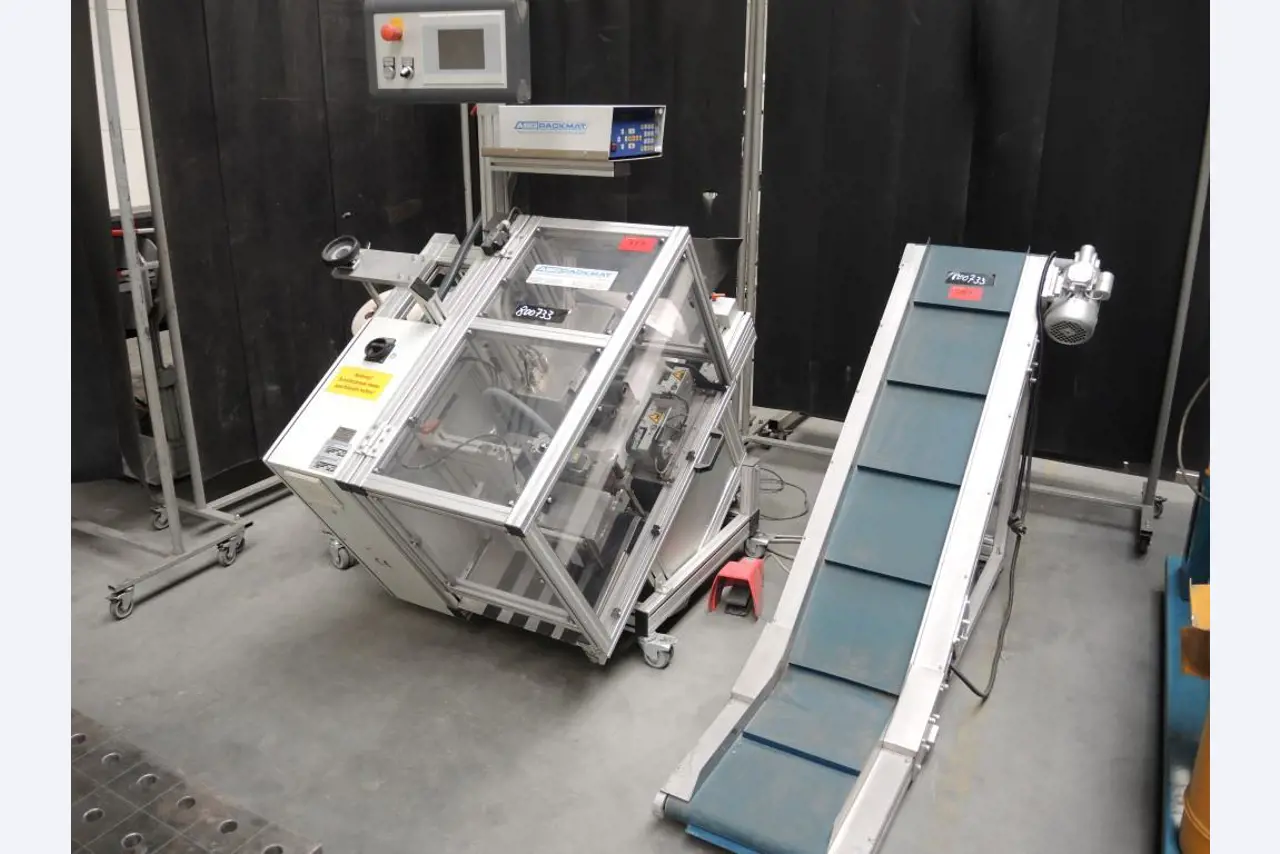 Chapas metálicas e máquinas para trabalhar metais<br><font size="2">Colaboração com Hilco Industrial Acquisitions bv</font><br><img src="/images/hil.png"><br>-1