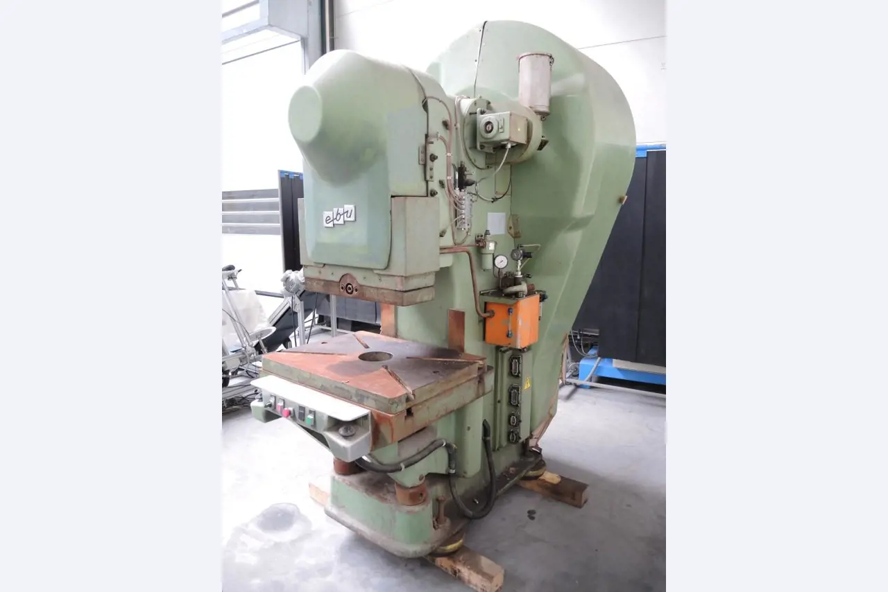 Chapas metálicas e máquinas para trabalhar metais<br><font size="2">Colaboração com Hilco Industrial Acquisitions bv</font><br><img src="/images/hil.png"><br>-2