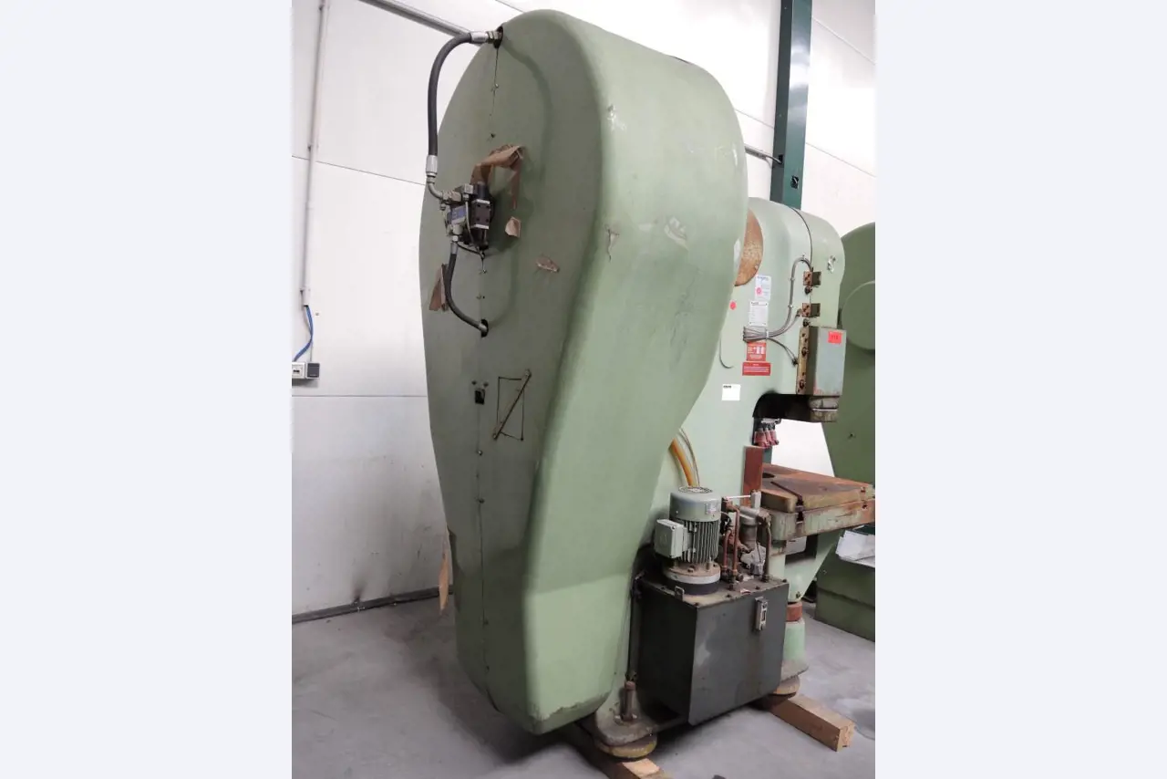 Chapas metálicas e máquinas para trabalhar metais<br><font size="2">Colaboração com Hilco Industrial Acquisitions bv</font><br><img src="/images/hil.png"><br>-4