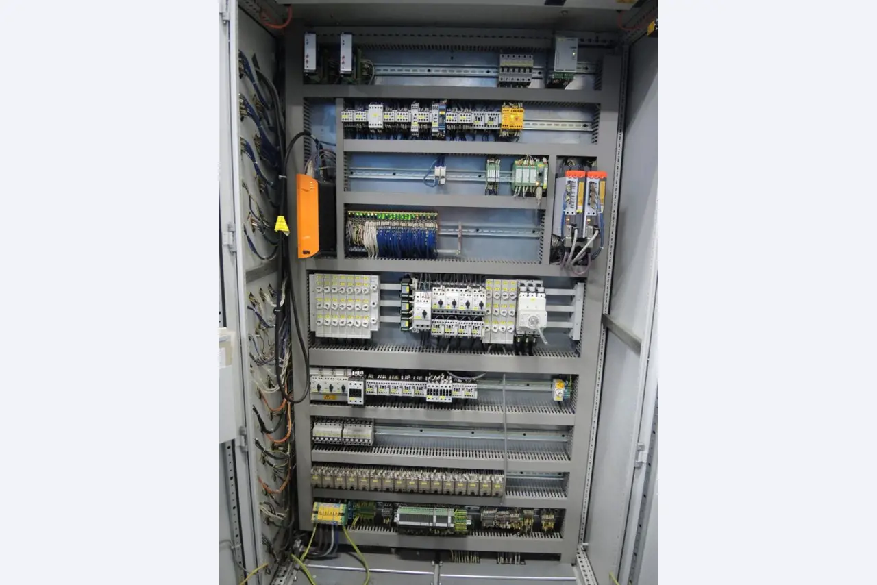 Injection Moulding/Storage Systems<br><font size="2">Collab. with Hilco Industrial Acquisitions<br></font><img src="/images/hil.png"><br>-15