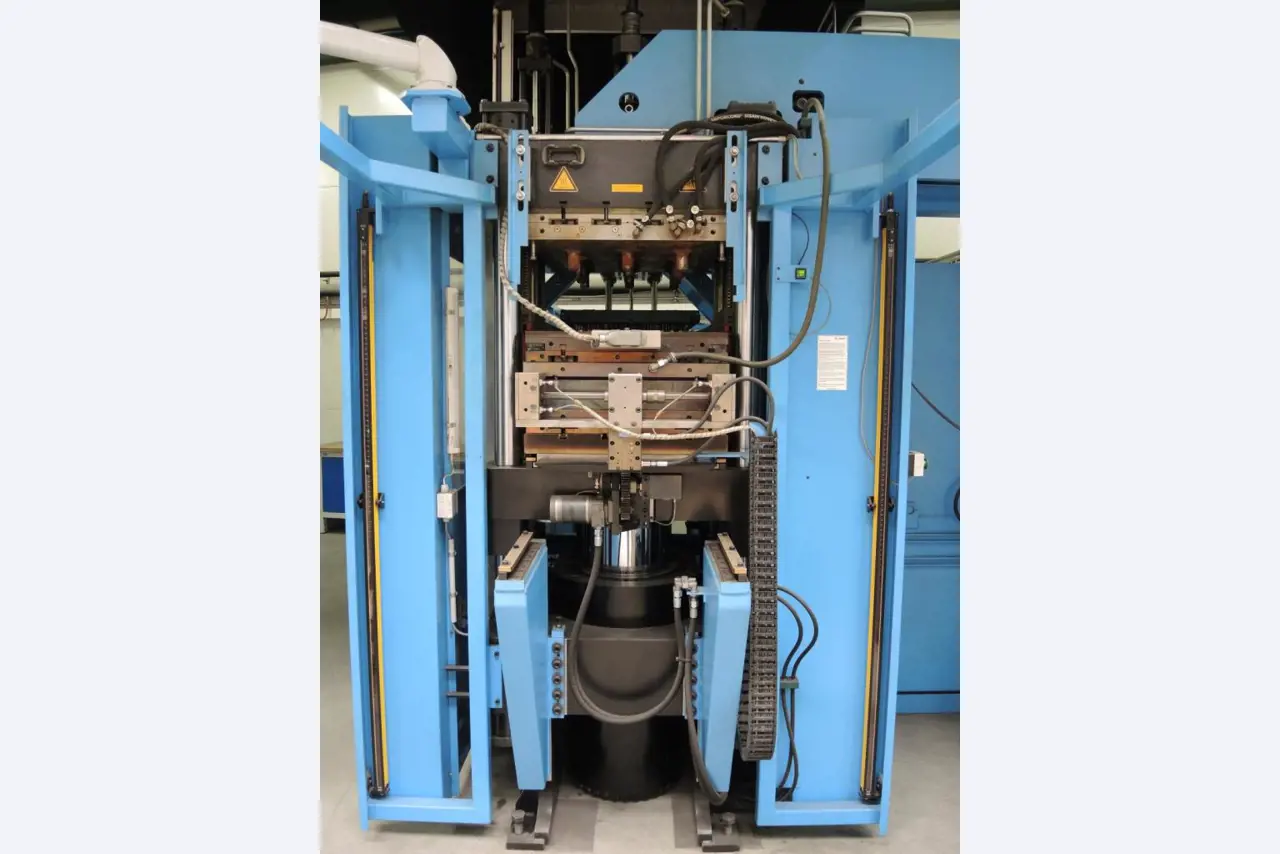 Injection Moulding/Storage Systems<br><font size="2">Collab. with Hilco Industrial Acquisitions<br></font><img src="/images/hil.png"><br>-6