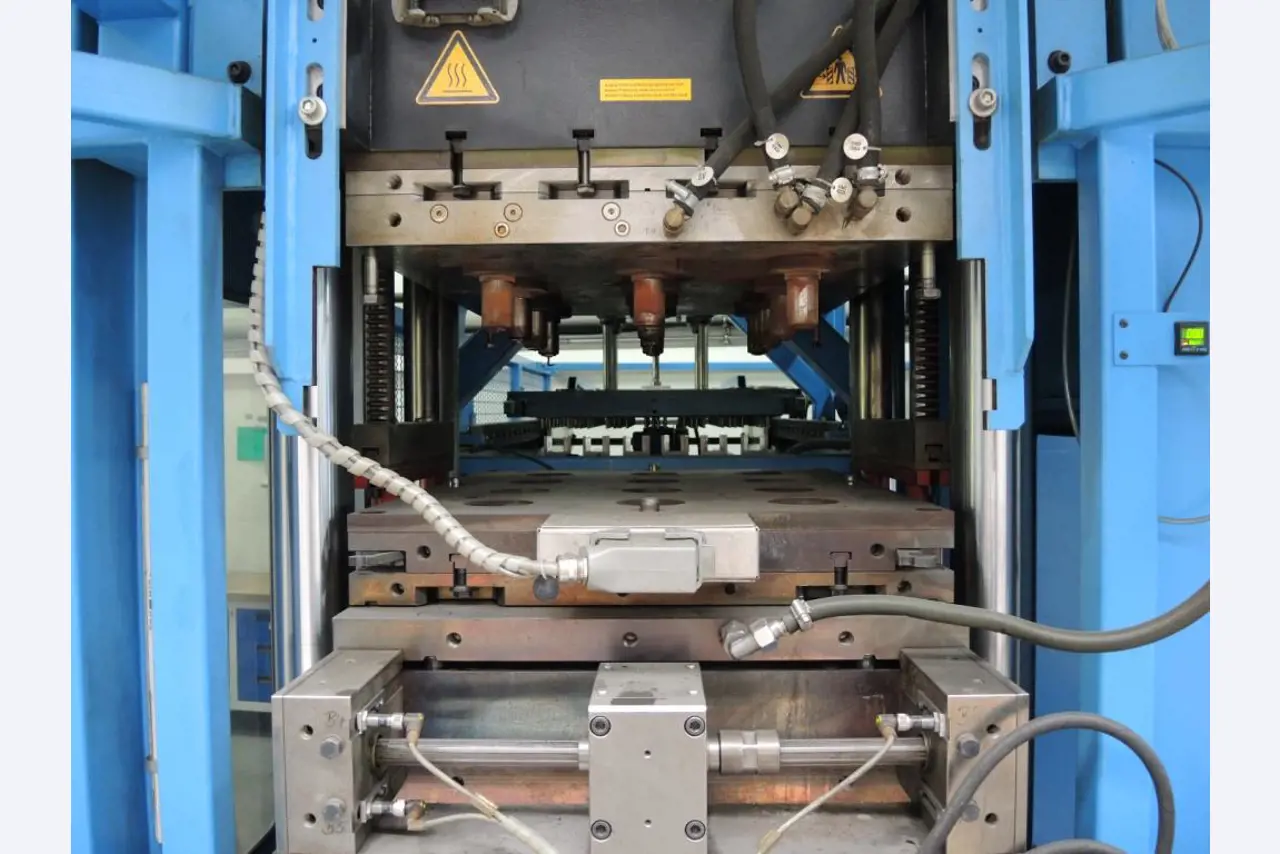 Injection Moulding/Storage Systems<br><font size="2">Collab. with Hilco Industrial Acquisitions<br></font><img src="/images/hil.png"><br>-7
