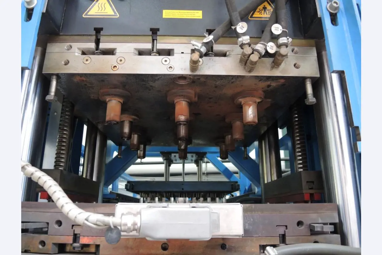 Injection Moulding/Storage Systems<br><font size="2">Collab. with Hilco Industrial Acquisitions<br></font><img src="/images/hil.png"><br>-8