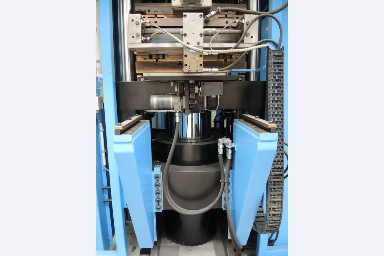 Injection Moulding/Storage Systems<br><font size="2">Collab. with Hilco Industrial Acquisitions<br></font><img src="/images/hil.png"><br>-9