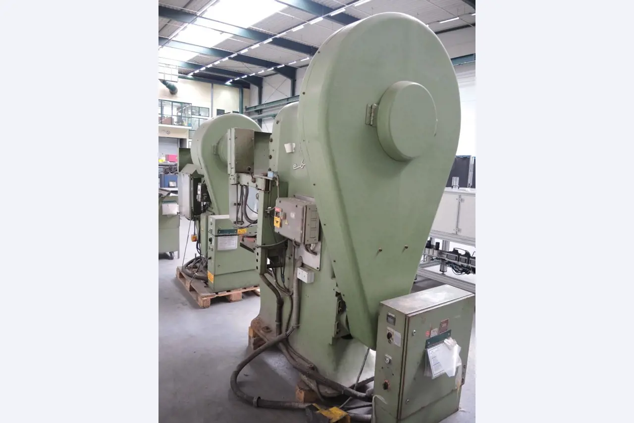 Chapas metálicas e máquinas para trabalhar metais<br><font size="2">Colaboração com Hilco Industrial Acquisitions bv</font><br><img src="/images/hil.png"><br>-3