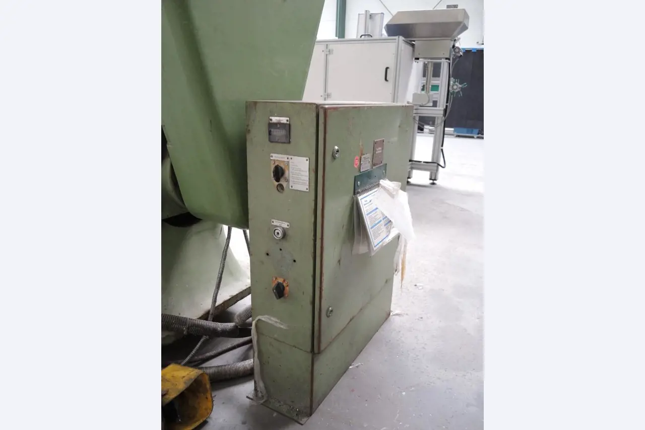 Chapas metálicas e máquinas para trabalhar metais<br><font size="2">Colaboração com Hilco Industrial Acquisitions bv</font><br><img src="/images/hil.png"><br>-5