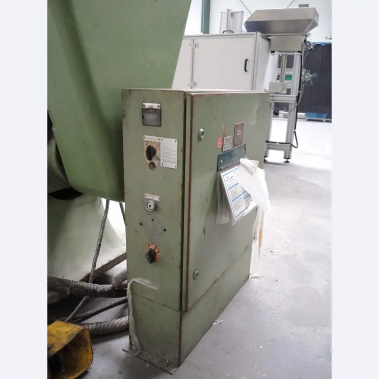 Chapas metálicas e máquinas para trabalhar metais<br><font size="2">Colaboração com Hilco Industrial Acquisitions bv</font><br><img src="/images/hil.png"><br>-5