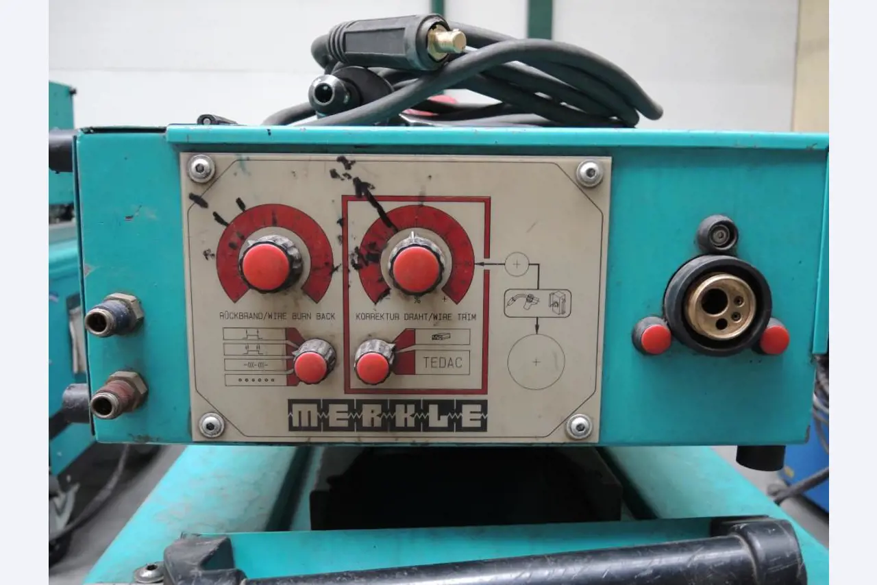 Chapas metálicas e máquinas para trabalhar metais<br><font size="2">Colaboração com Hilco Industrial Acquisitions bv</font><br><img src="/images/hil.png"><br>-6