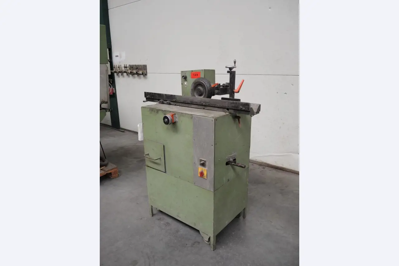 Chapas metálicas e máquinas para trabalhar metais<br><font size="2">Colaboração com Hilco Industrial Acquisitions bv</font><br><img src="/images/hil.png"><br>-1