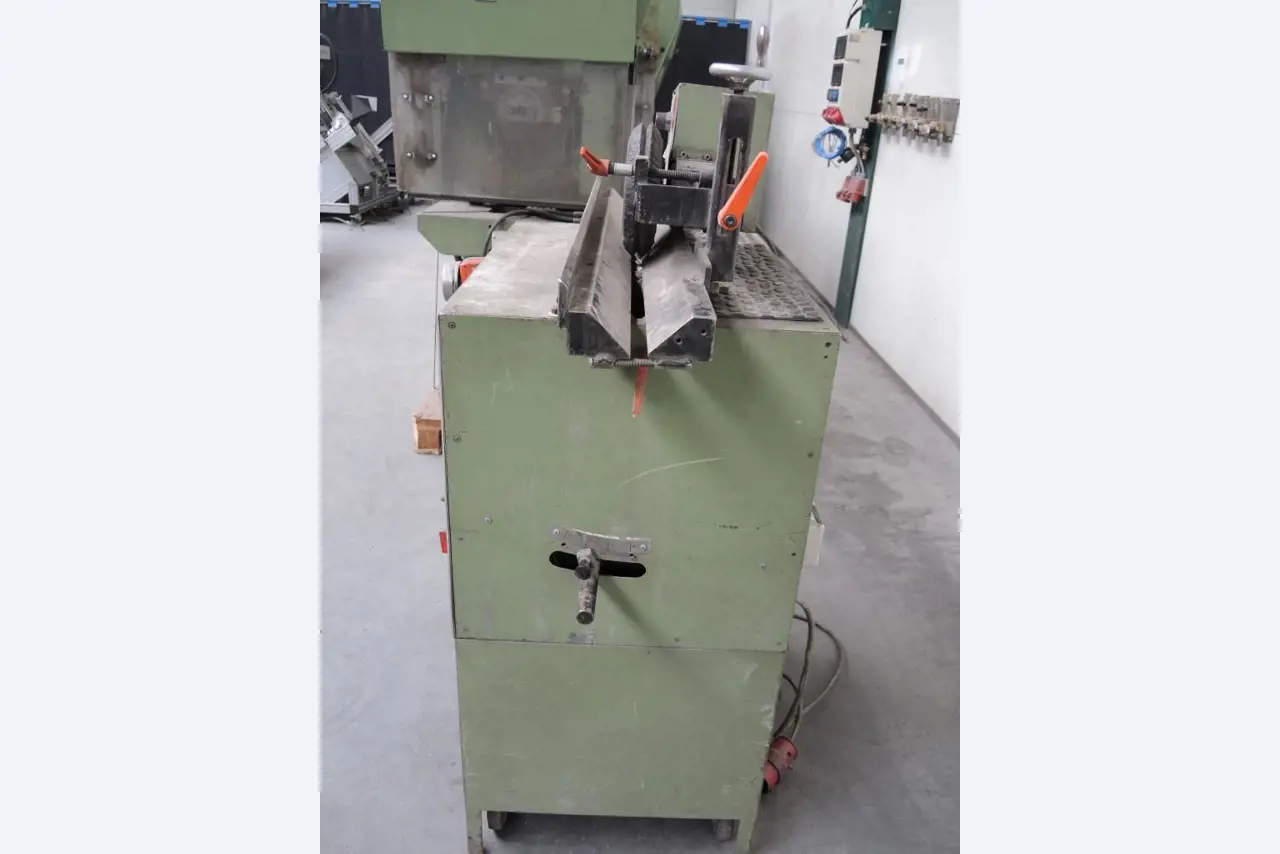 Chapas metálicas e máquinas para trabalhar metais<br><font size="2">Colaboração com Hilco Industrial Acquisitions bv</font><br><img src="/images/hil.png"><br>-3