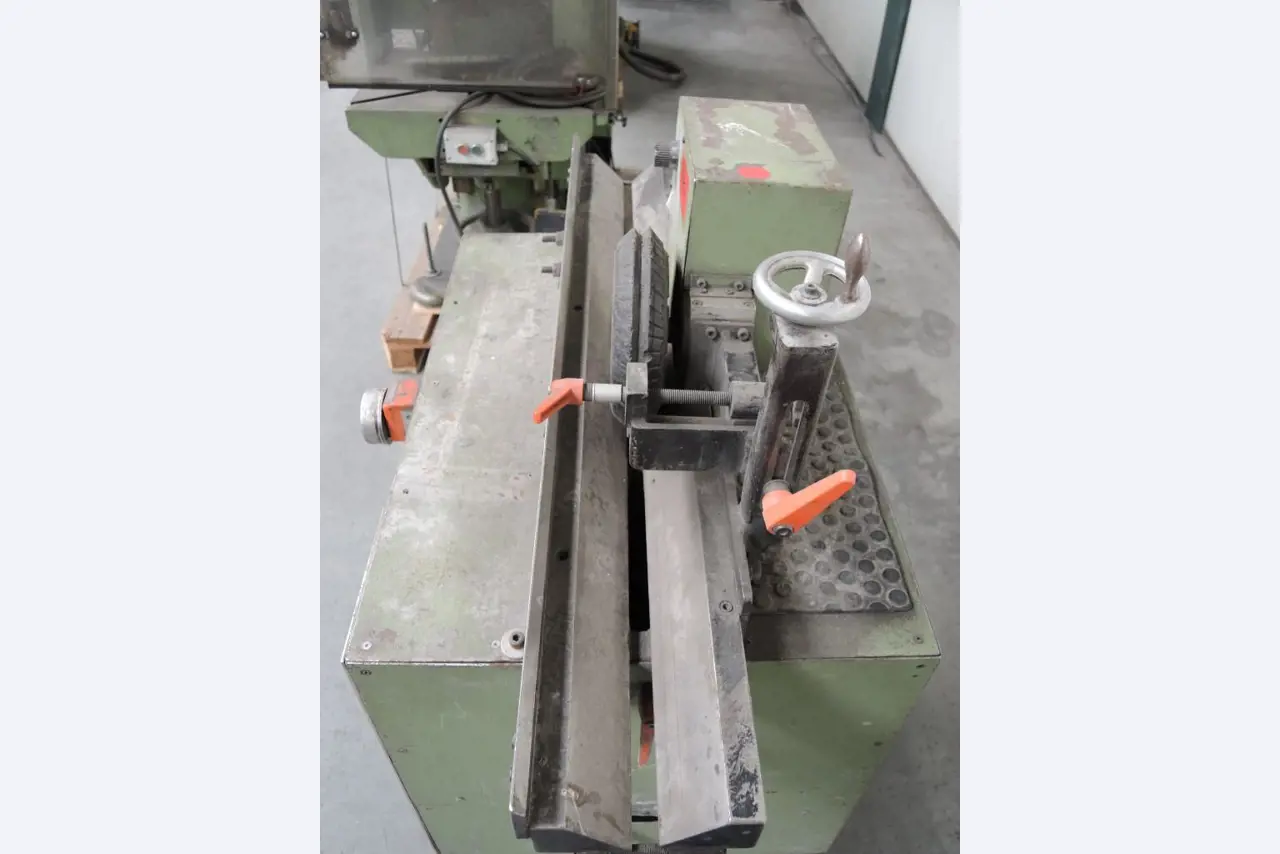 Chapas metálicas e máquinas para trabalhar metais<br><font size="2">Colaboração com Hilco Industrial Acquisitions bv</font><br><img src="/images/hil.png"><br>-5