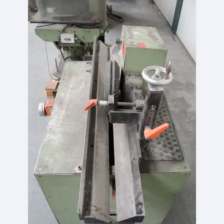 Chapas metálicas e máquinas para trabalhar metais<br><font size="2">Colaboração com Hilco Industrial Acquisitions bv</font><br><img src="/images/hil.png"><br>-5