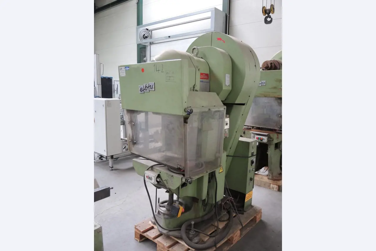 Chapas metálicas e máquinas para trabalhar metais<br><font size="2">Colaboração com Hilco Industrial Acquisitions bv</font><br><img src="/images/hil.png"><br>-2