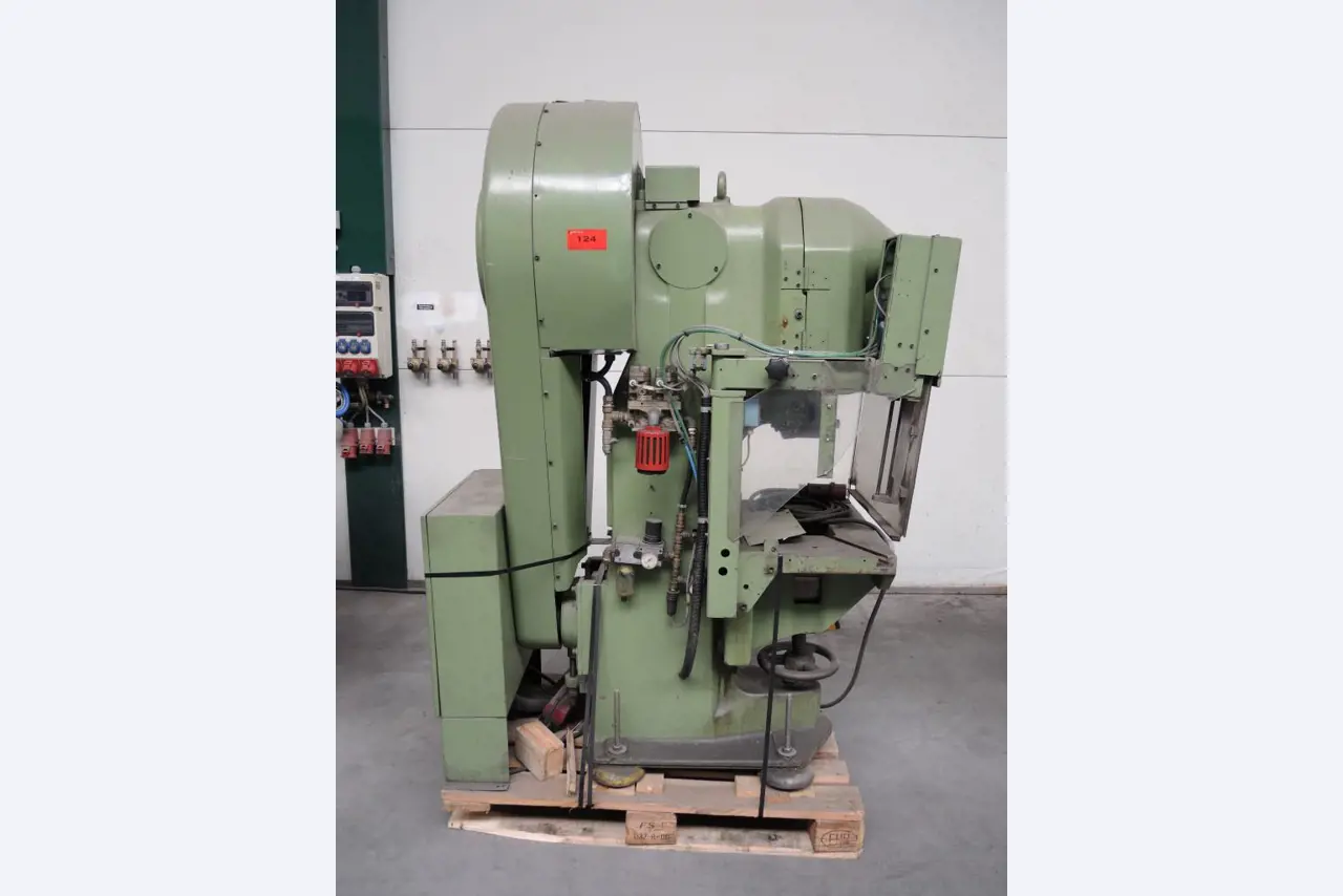 Chapas metálicas e máquinas para trabalhar metais<br><font size="2">Colaboração com Hilco Industrial Acquisitions bv</font><br><img src="/images/hil.png"><br>-3