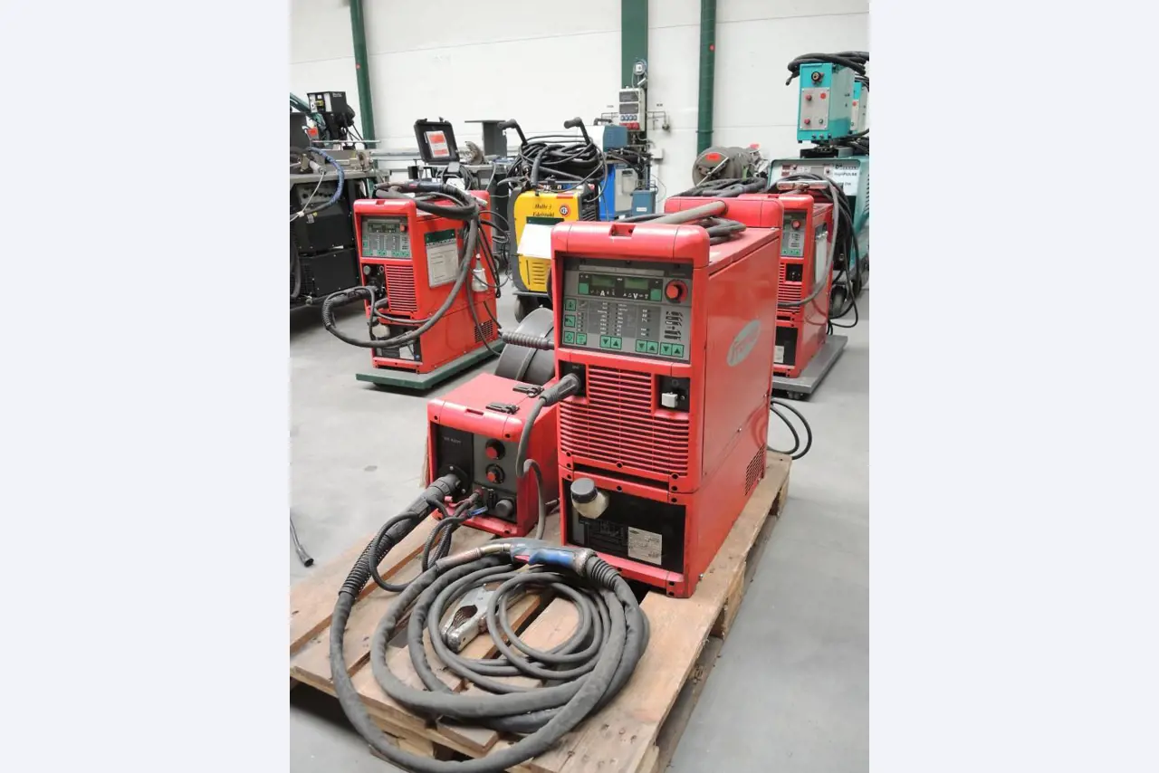 Chapas metálicas e máquinas para trabalhar metais<br><font size="2">Colaboração com Hilco Industrial Acquisitions bv</font><br><img src="/images/hil.png"><br>-1