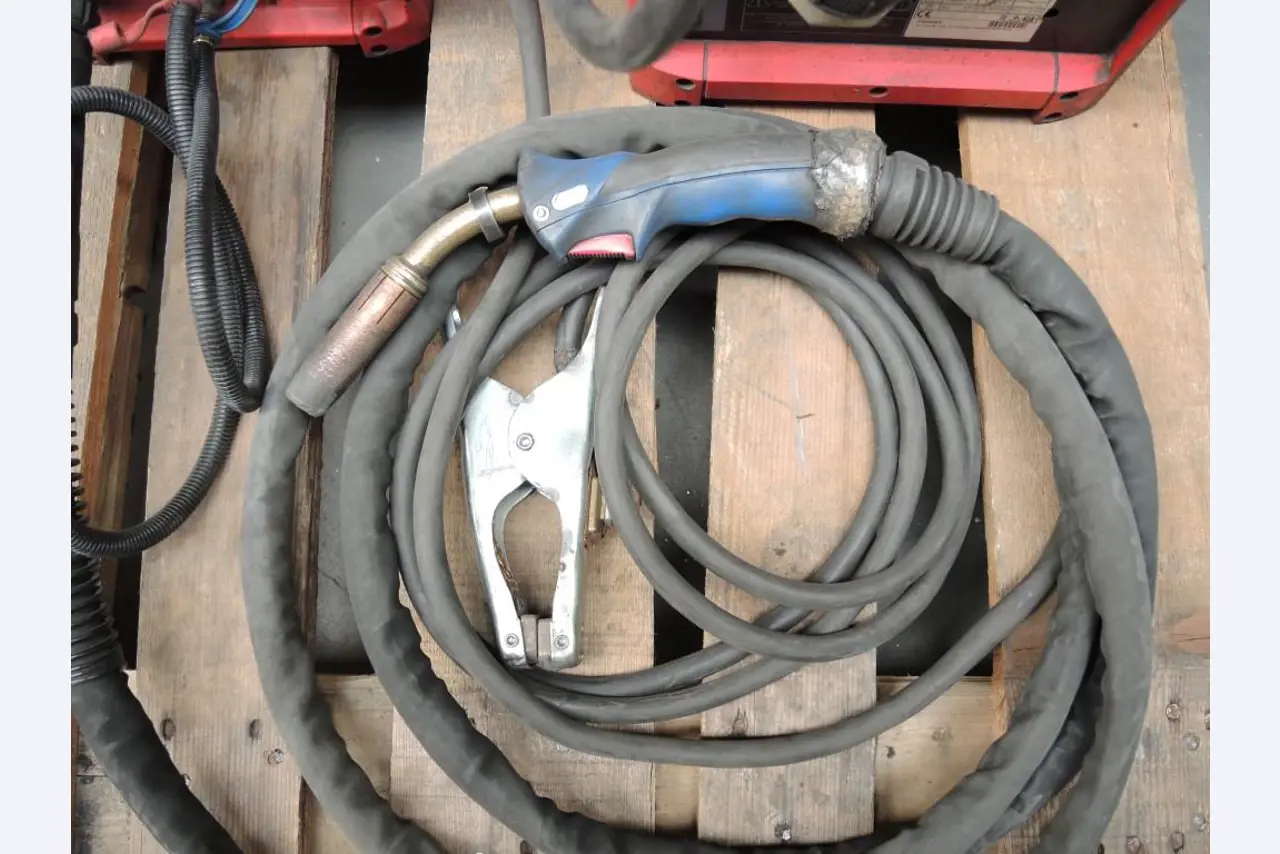 Chapas metálicas e máquinas para trabalhar metais<br><font size="2">Colaboração com Hilco Industrial Acquisitions bv</font><br><img src="/images/hil.png"><br>-5