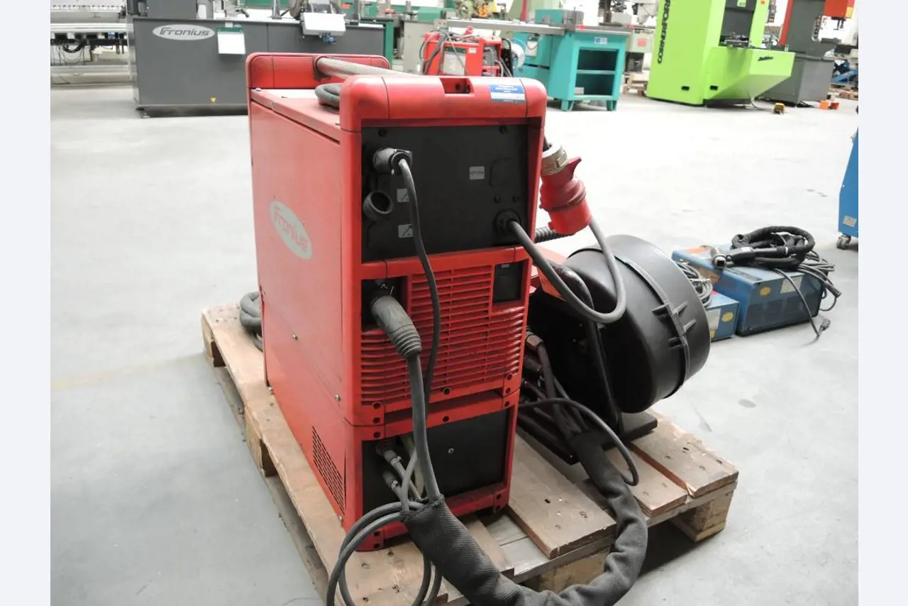 Chapas metálicas e máquinas para trabalhar metais<br><font size="2">Colaboração com Hilco Industrial Acquisitions bv</font><br><img src="/images/hil.png"><br>-6