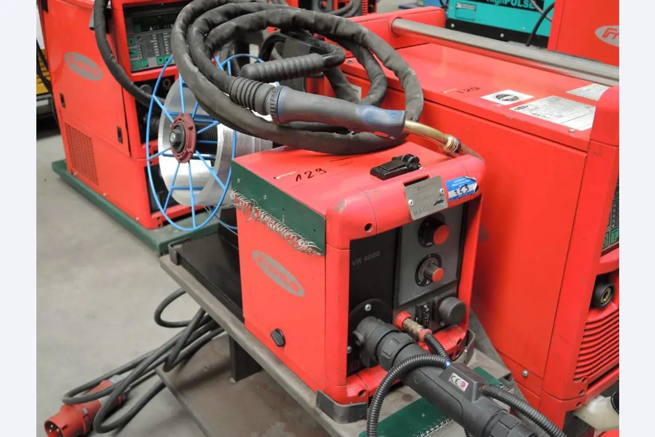 Chapas metálicas e máquinas para trabalhar metais<br><font size="2">Colaboração com Hilco Industrial Acquisitions bv</font><br><img src="/images/hil.png"><br>-4