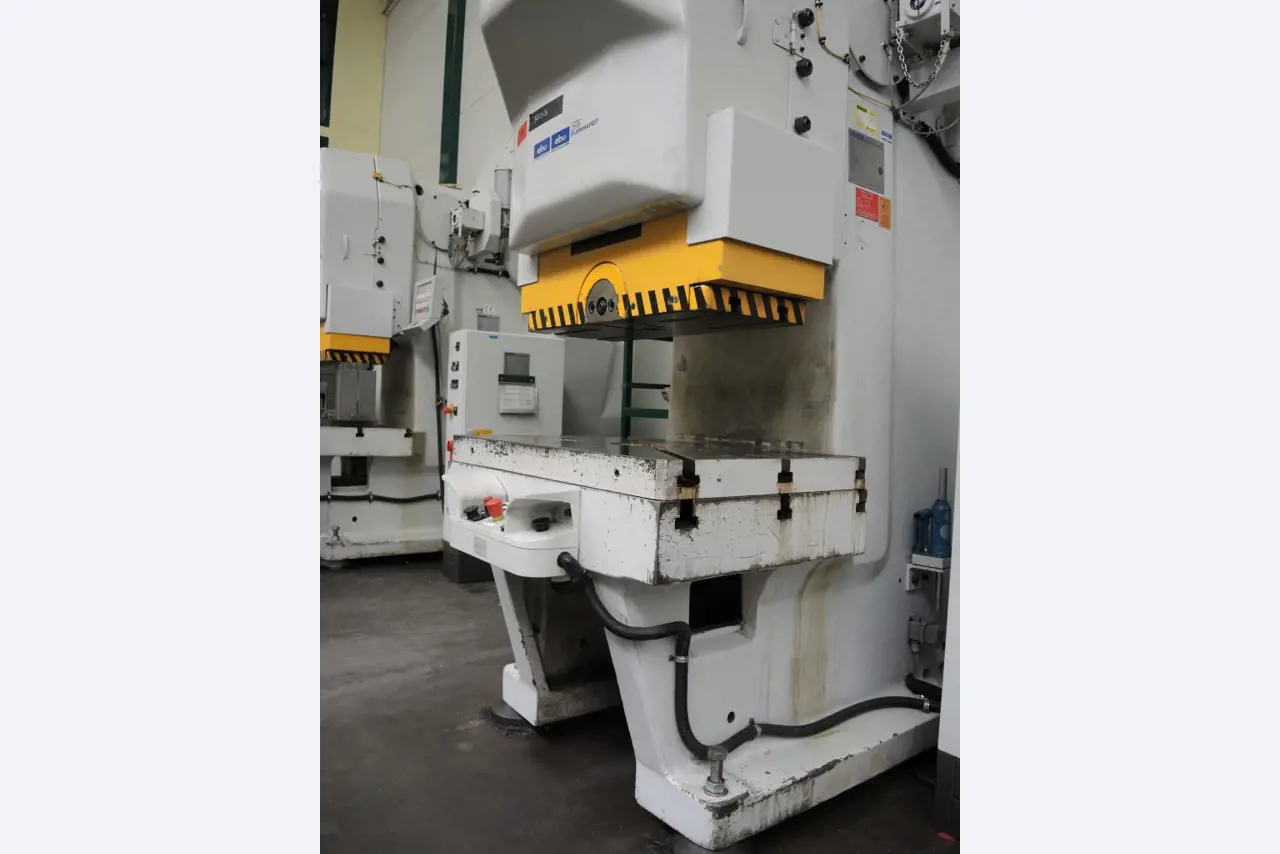 Chapas metálicas e máquinas para trabalhar metais<br><font size="2">Colaboração com Hilco Industrial Acquisitions bv</font><br><img src="/images/hil.png"><br>-10