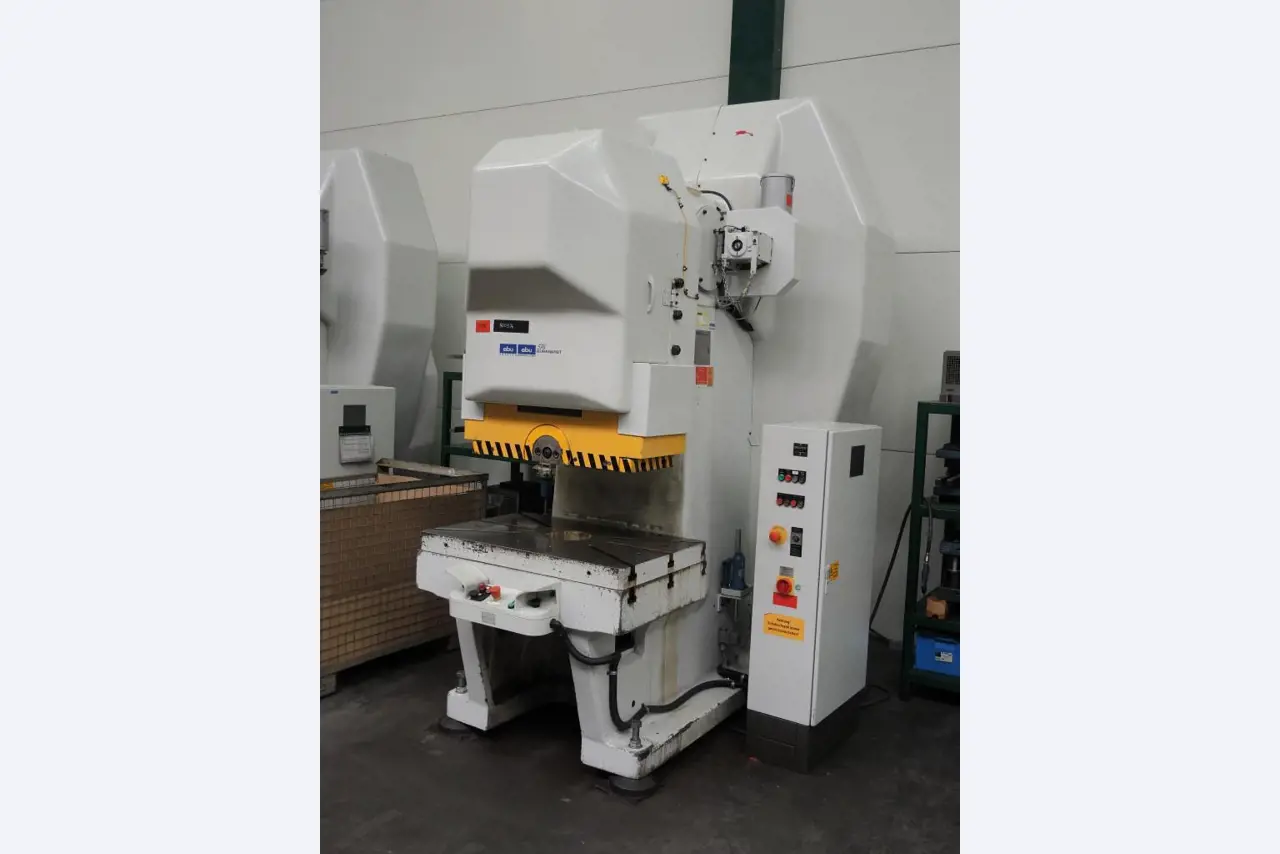 Chapas metálicas e máquinas para trabalhar metais<br><font size="2">Colaboração com Hilco Industrial Acquisitions bv</font><br><img src="/images/hil.png"><br>-1