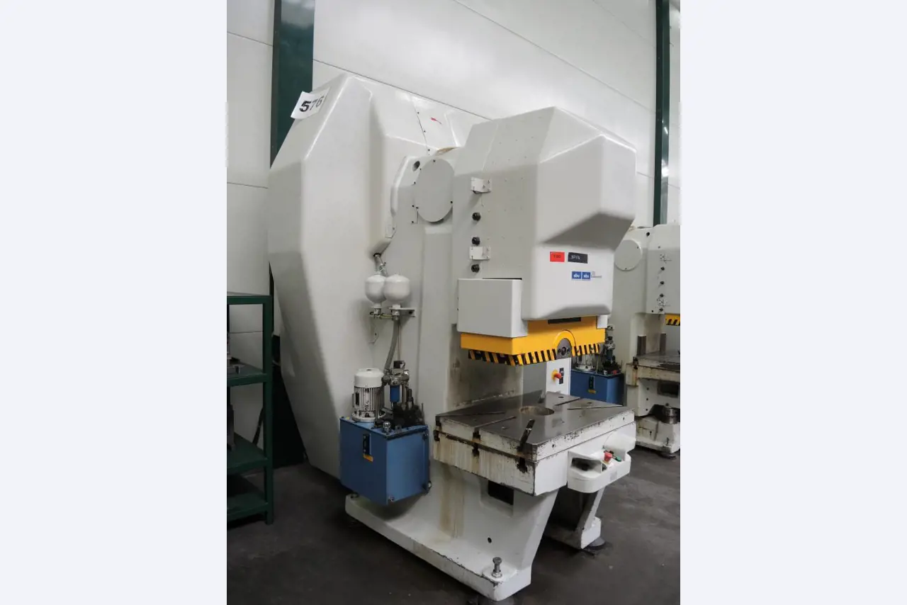 Chapas metálicas e máquinas para trabalhar metais<br><font size="2">Colaboração com Hilco Industrial Acquisitions bv</font><br><img src="/images/hil.png"><br>-5