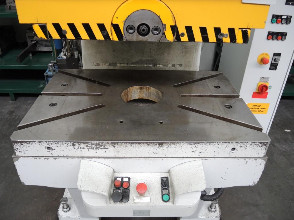 Chapas metálicas e máquinas para trabalhar metais<br><font size="2">Colaboração com Hilco Industrial Acquisitions bv</font><br><img src="/images/hil.png"><br>-6