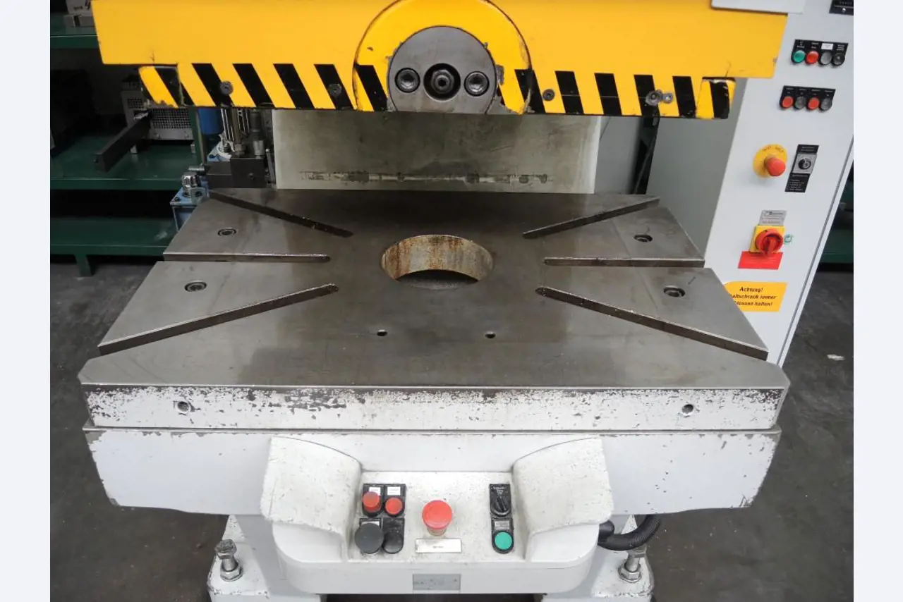 Chapas metálicas e máquinas para trabalhar metais<br><font size="2">Colaboração com Hilco Industrial Acquisitions bv</font><br><img src="/images/hil.png"><br>-6