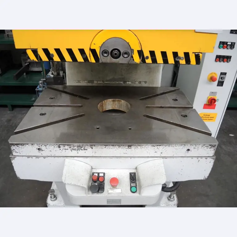 Chapas metálicas e máquinas para trabalhar metais<br><font size="2">Colaboração com Hilco Industrial Acquisitions bv</font><br><img src="/images/hil.png"><br>-6