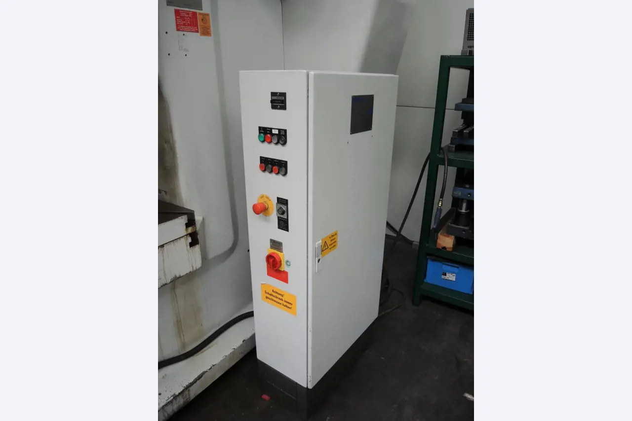 Chapas metálicas e máquinas para trabalhar metais<br><font size="2">Colaboração com Hilco Industrial Acquisitions bv</font><br><img src="/images/hil.png"><br>-7