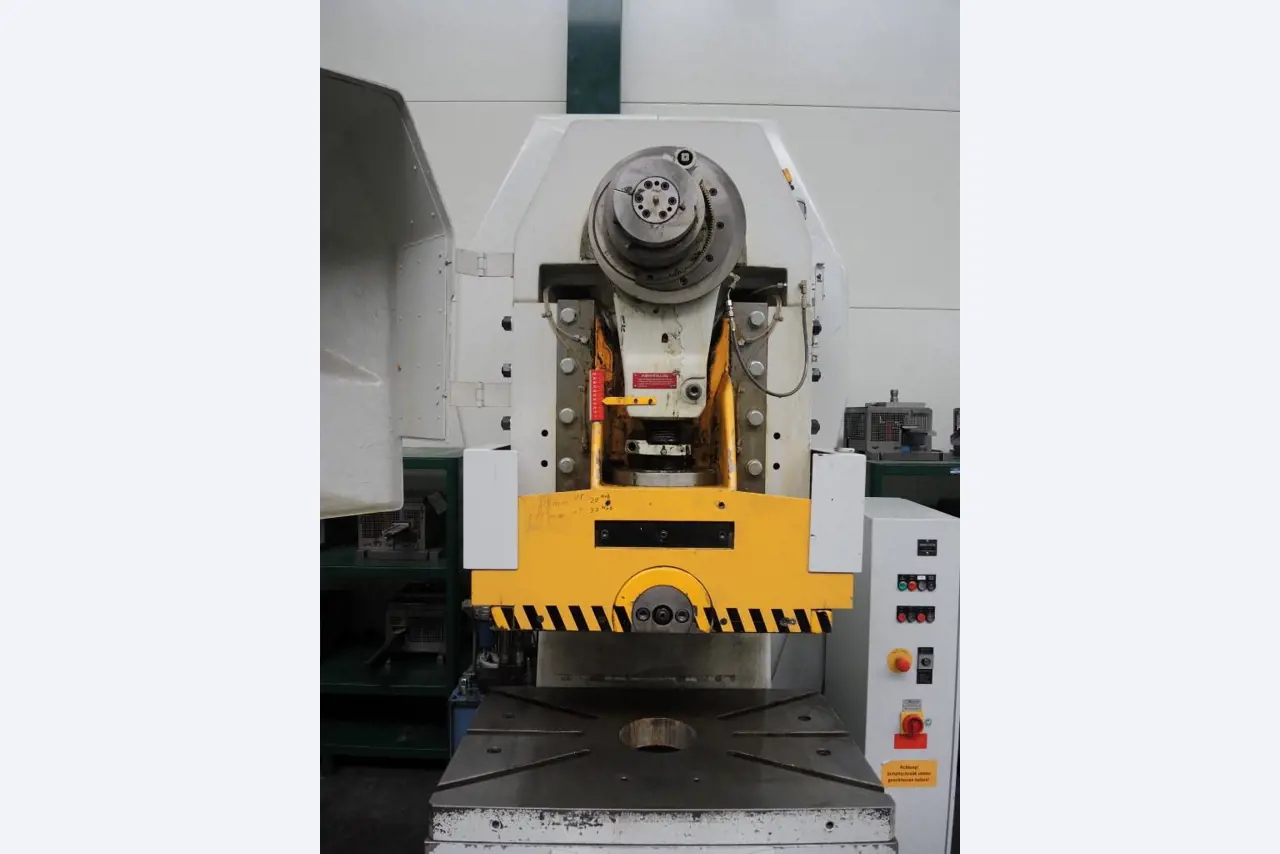 Chapas metálicas e máquinas para trabalhar metais<br><font size="2">Colaboração com Hilco Industrial Acquisitions bv</font><br><img src="/images/hil.png"><br>-9