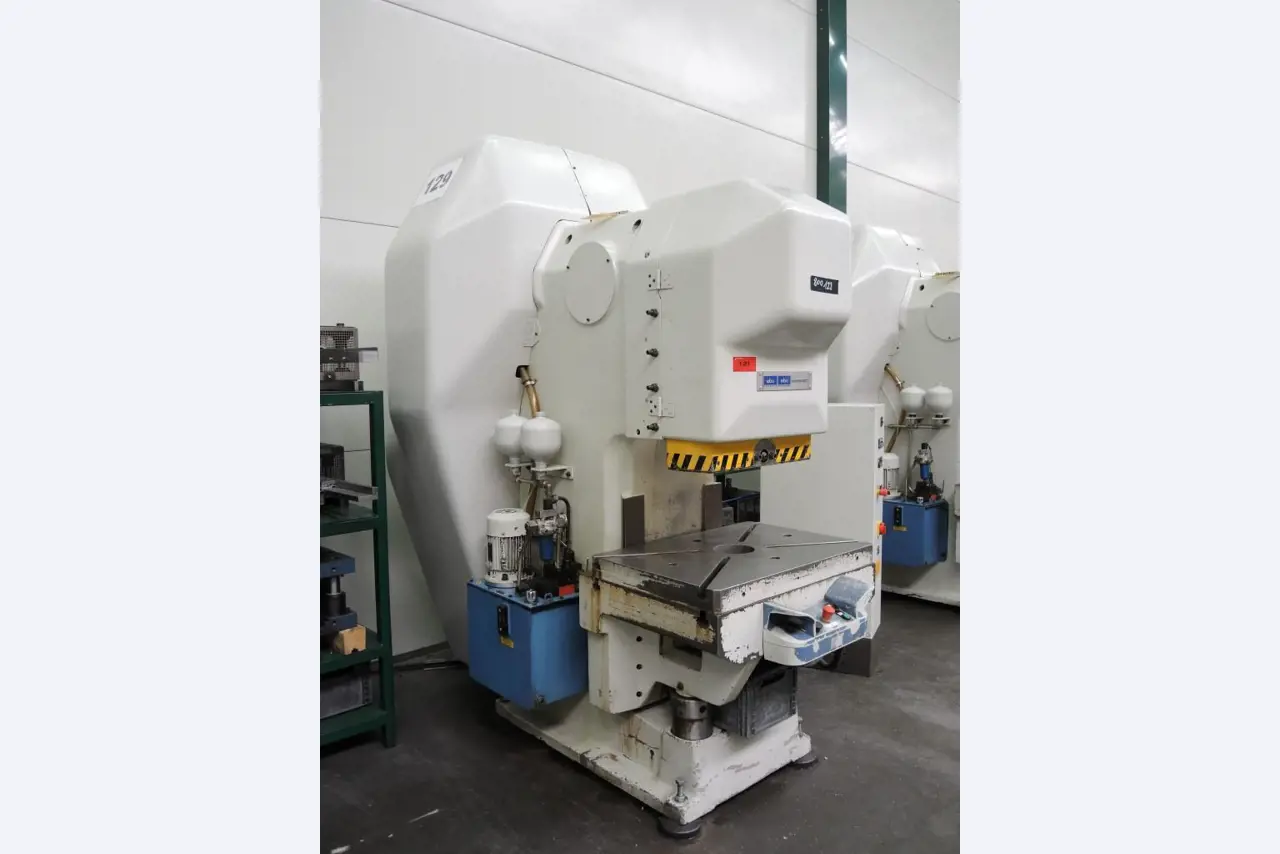 Chapas metálicas e máquinas para trabalhar metais<br><font size="2">Colaboração com Hilco Industrial Acquisitions bv</font><br><img src="/images/hil.png"><br>-1