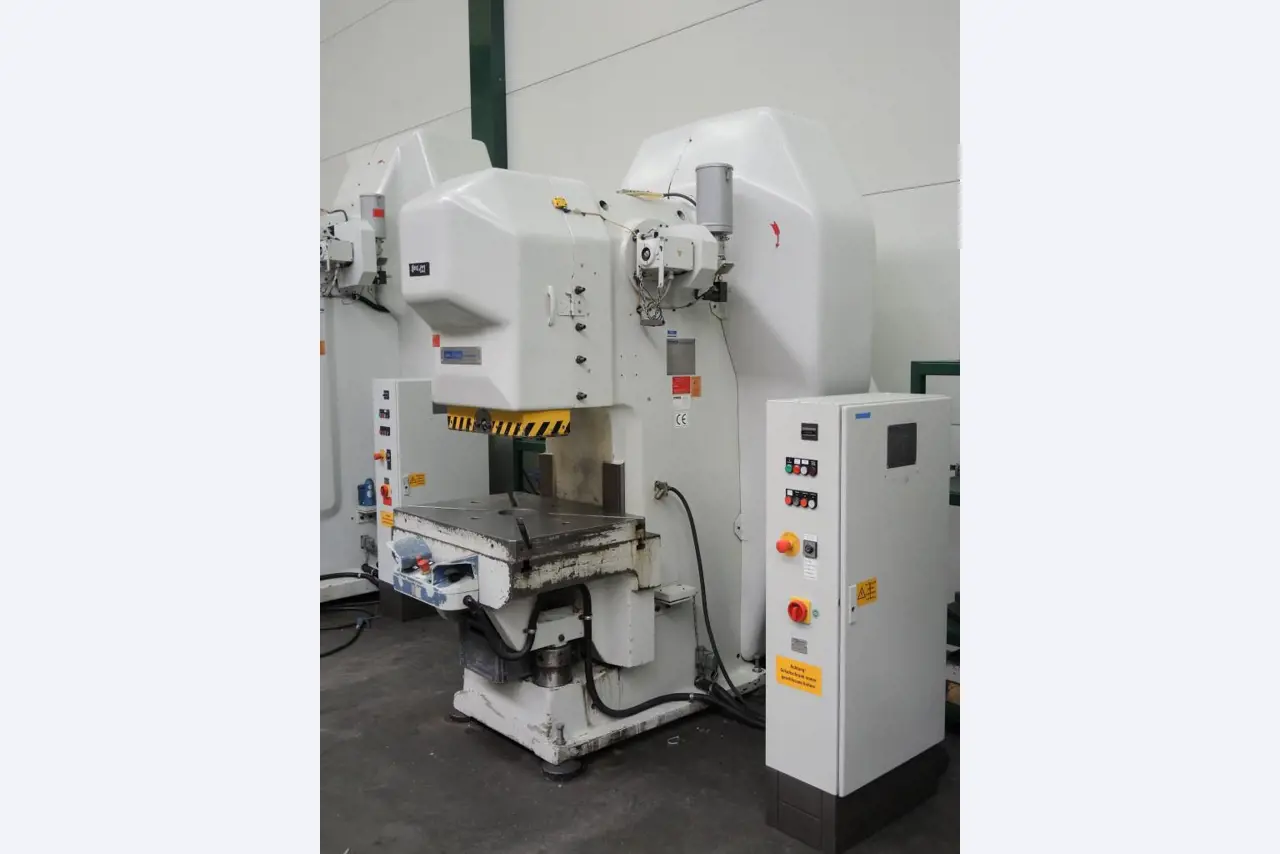 Chapas metálicas e máquinas para trabalhar metais<br><font size="2">Colaboração com Hilco Industrial Acquisitions bv</font><br><img src="/images/hil.png"><br>-5