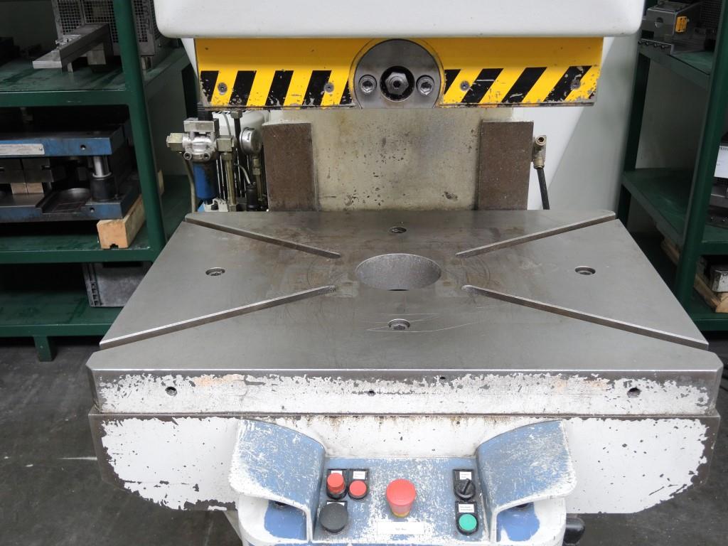 Chapas metálicas e máquinas para trabalhar metais<br><font size="2">Colaboração com Hilco Industrial Acquisitions bv</font><br><img src="/images/hil.png"><br>-6