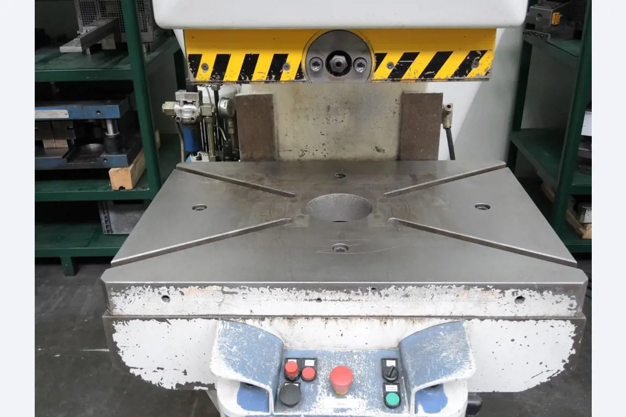 Chapas metálicas e máquinas para trabalhar metais<br><font size="2">Colaboração com Hilco Industrial Acquisitions bv</font><br><img src="/images/hil.png"><br>-6