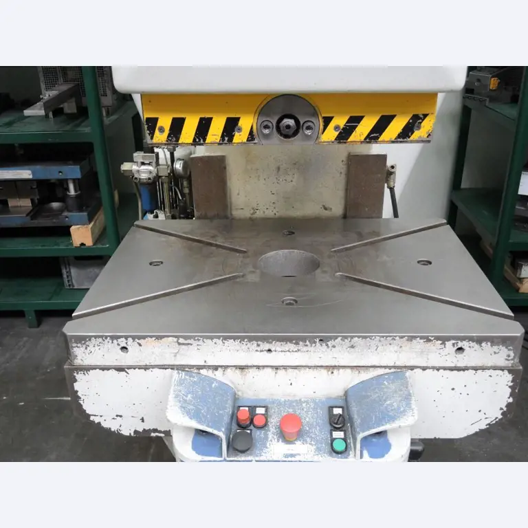 Chapas metálicas e máquinas para trabalhar metais<br><font size="2">Colaboração com Hilco Industrial Acquisitions bv</font><br><img src="/images/hil.png"><br>-6