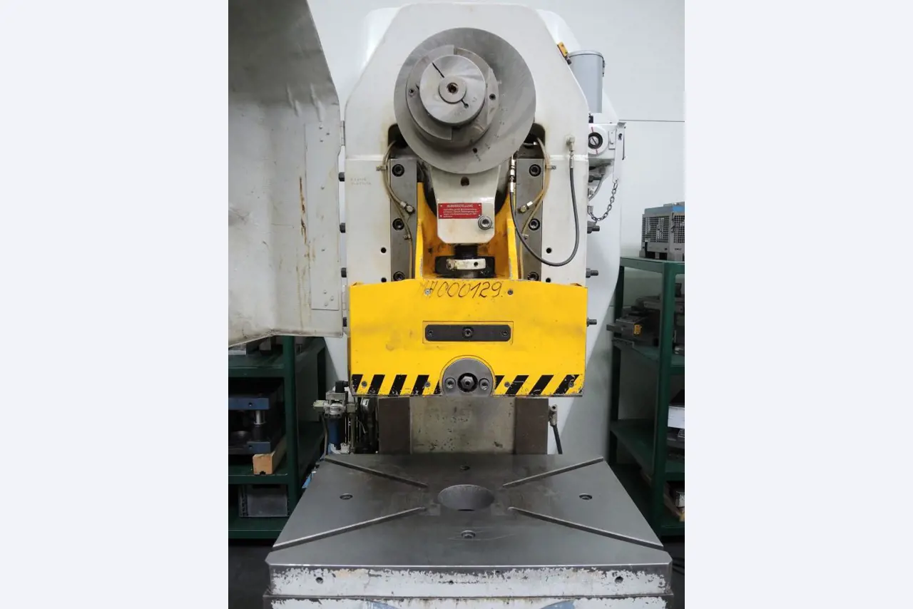 Chapas metálicas e máquinas para trabalhar metais<br><font size="2">Colaboração com Hilco Industrial Acquisitions bv</font><br><img src="/images/hil.png"><br>-7