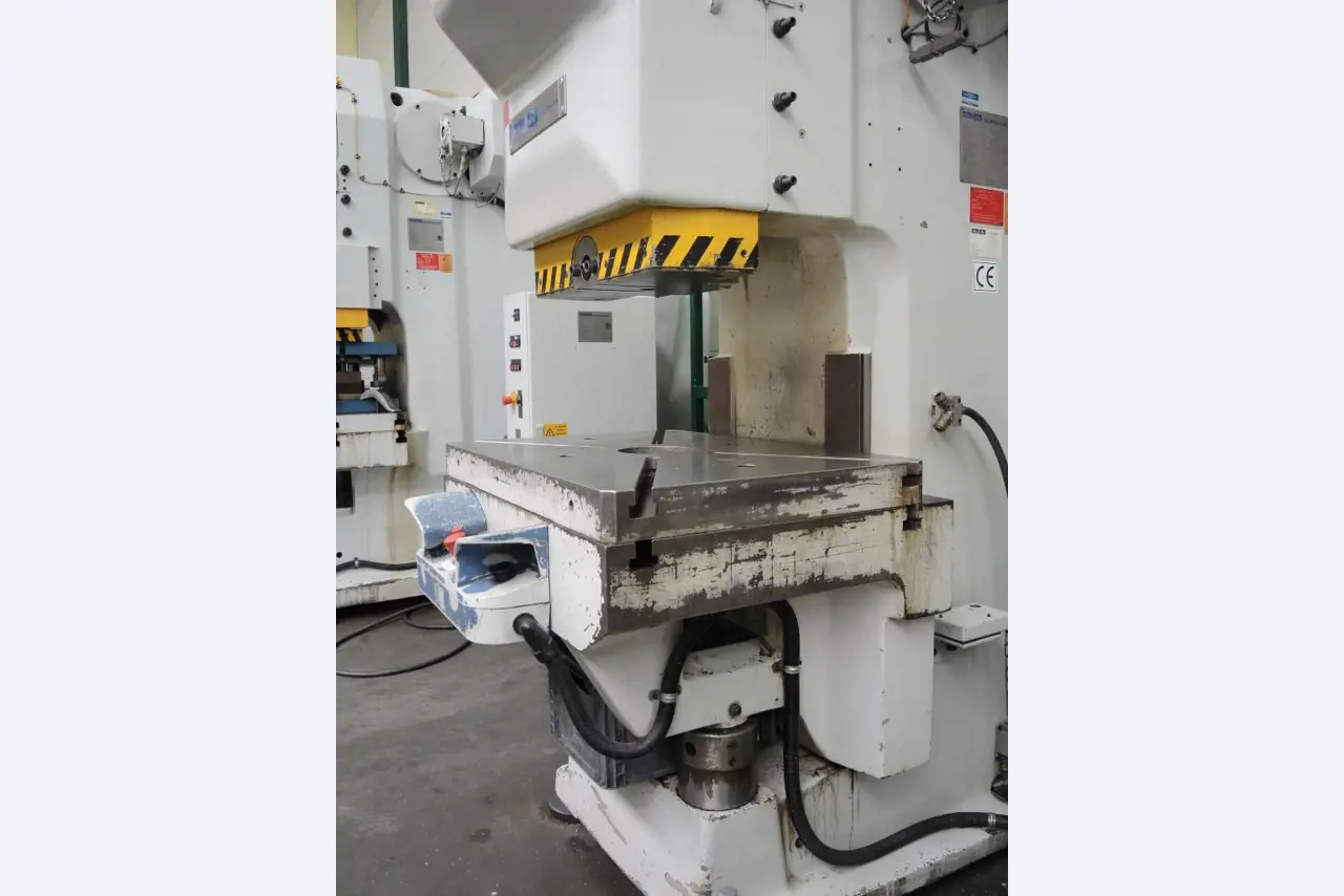 Chapas metálicas e máquinas para trabalhar metais<br><font size="2">Colaboração com Hilco Industrial Acquisitions bv</font><br><img src="/images/hil.png"><br>-8