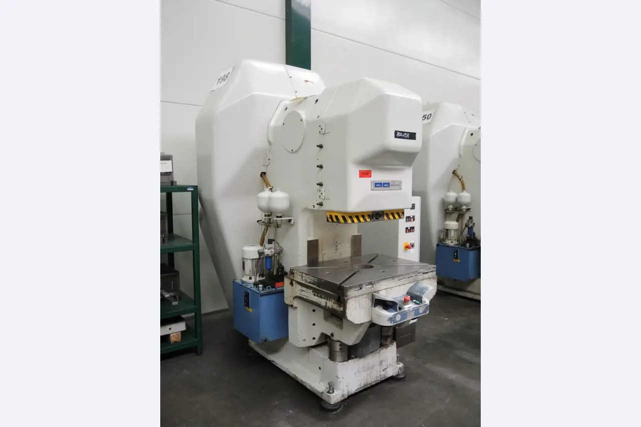 Chapas metálicas e máquinas para trabalhar metais<br><font size="2">Colaboração com Hilco Industrial Acquisitions bv</font><br><img src="/images/hil.png"><br>-1