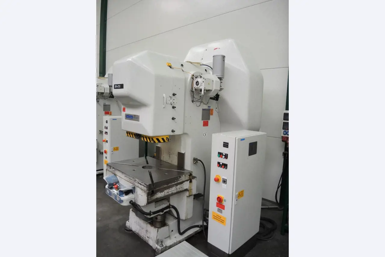 Chapas metálicas e máquinas para trabalhar metais<br><font size="2">Colaboração com Hilco Industrial Acquisitions bv</font><br><img src="/images/hil.png"><br>-5