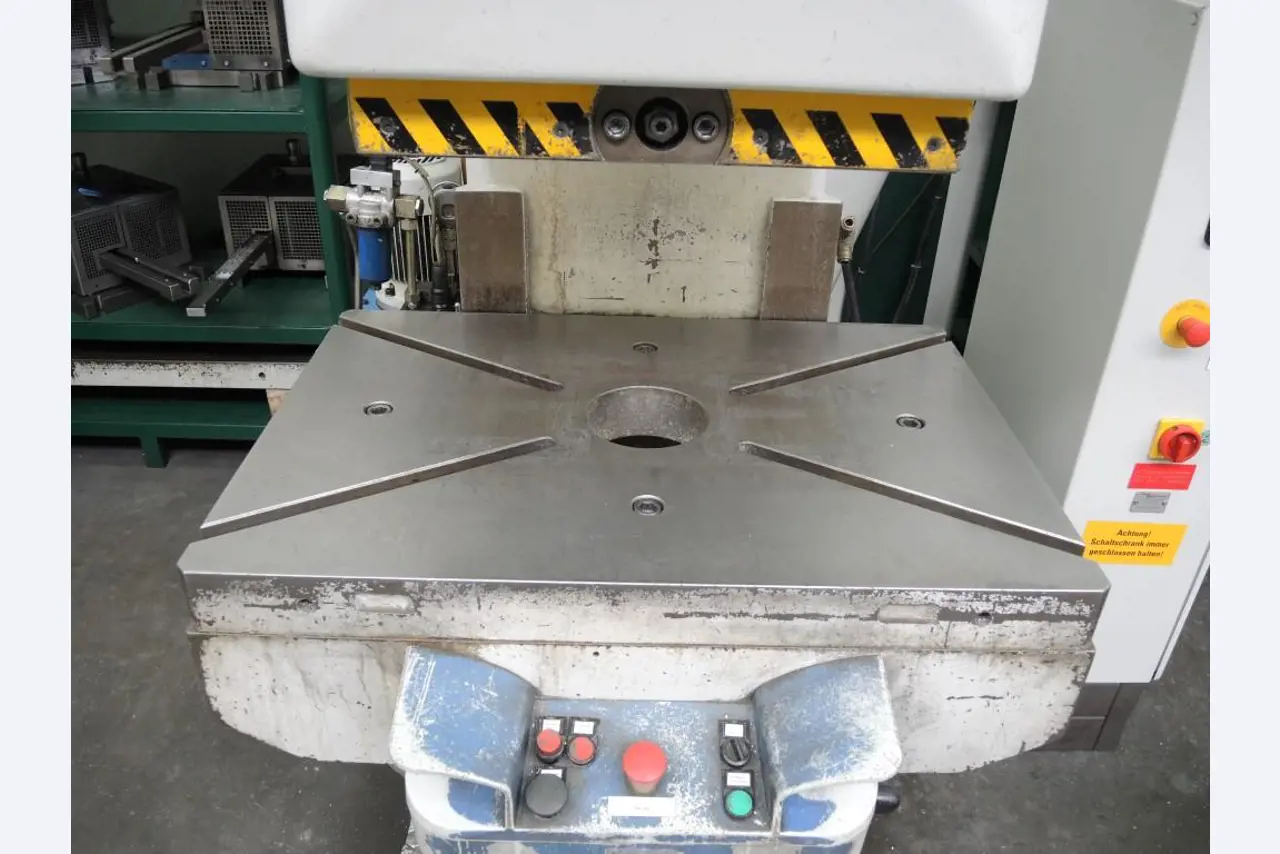 Chapas metálicas e máquinas para trabalhar metais<br><font size="2">Colaboração com Hilco Industrial Acquisitions bv</font><br><img src="/images/hil.png"><br>-6