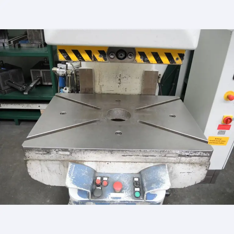 Chapas metálicas e máquinas para trabalhar metais<br><font size="2">Colaboração com Hilco Industrial Acquisitions bv</font><br><img src="/images/hil.png"><br>-6