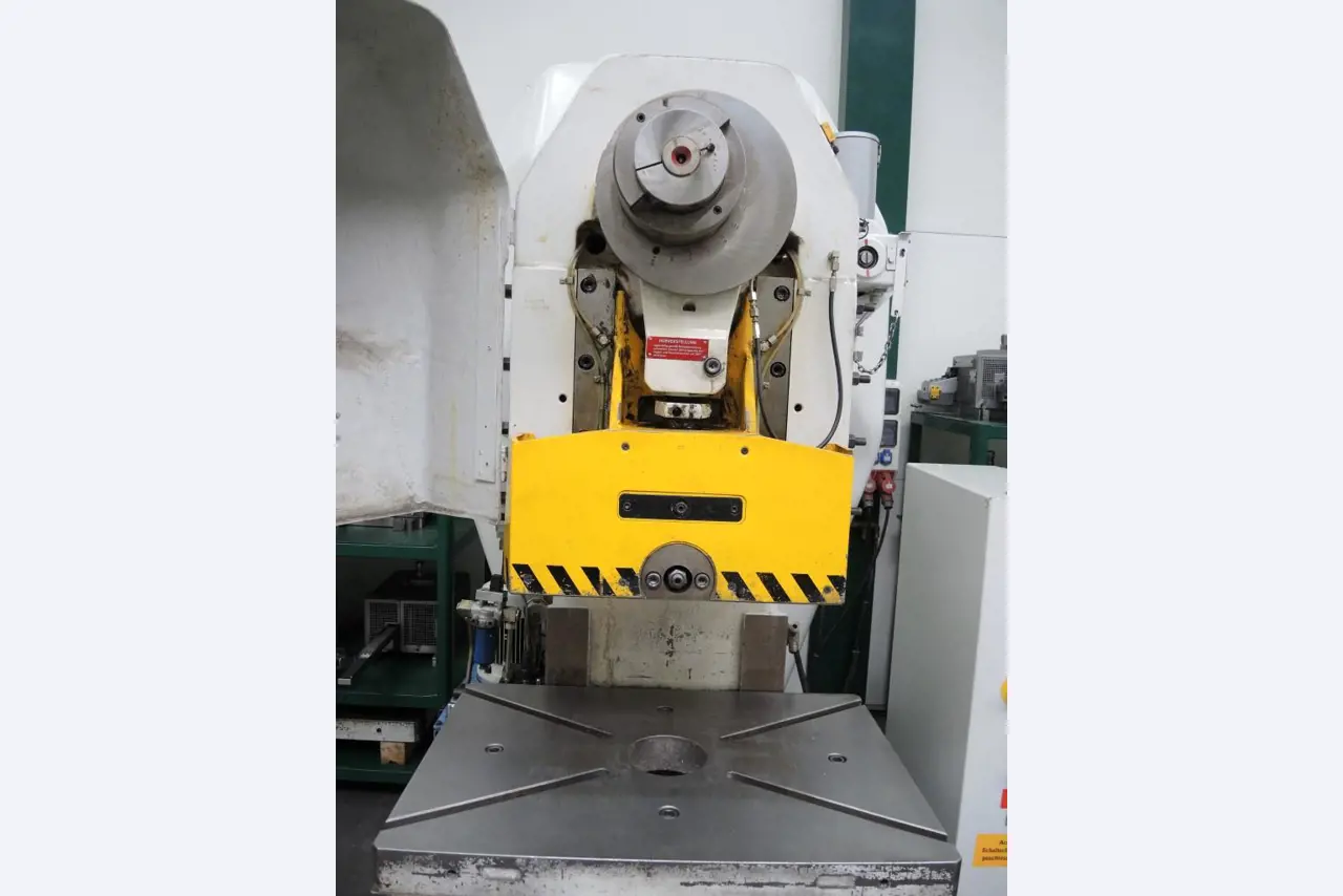 Chapas metálicas e máquinas para trabalhar metais<br><font size="2">Colaboração com Hilco Industrial Acquisitions bv</font><br><img src="/images/hil.png"><br>-7