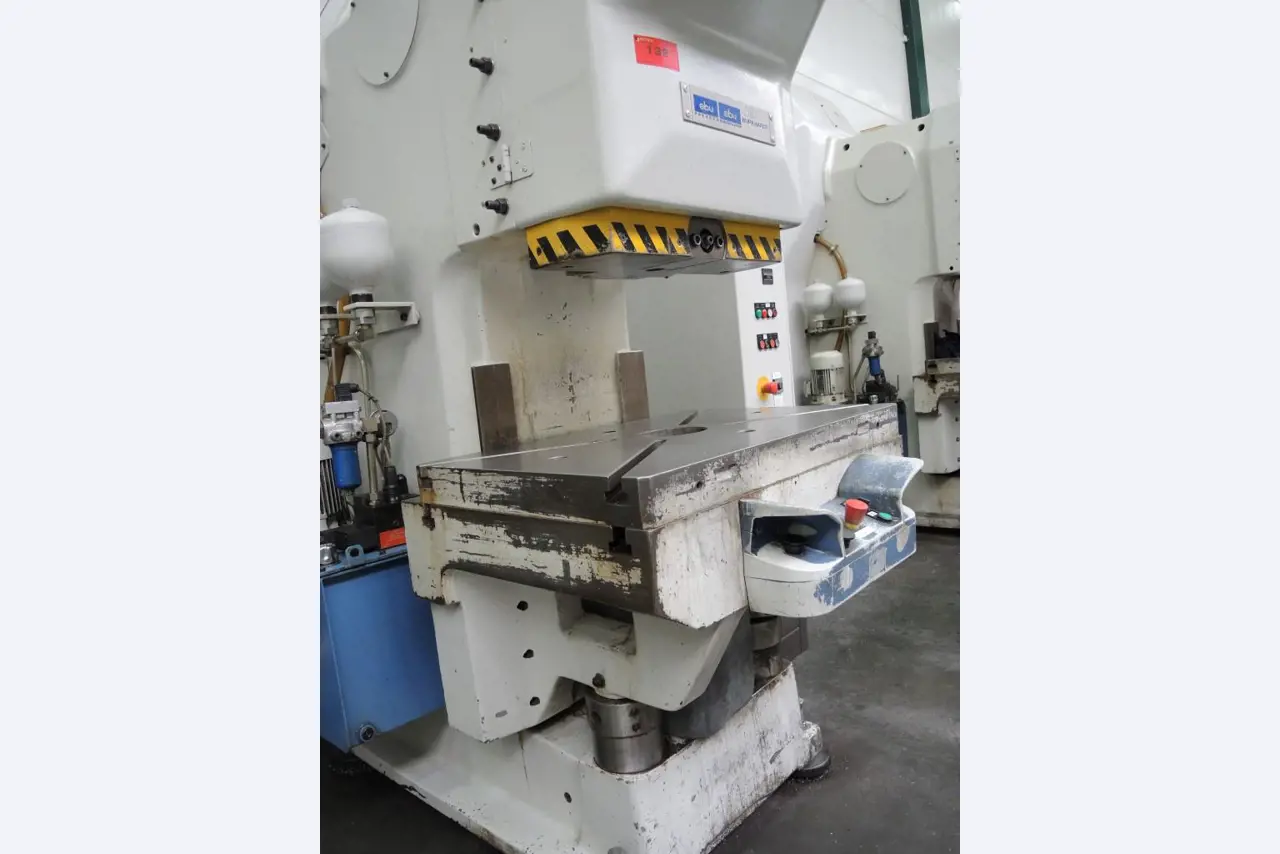 Chapas metálicas e máquinas para trabalhar metais<br><font size="2">Colaboração com Hilco Industrial Acquisitions bv</font><br><img src="/images/hil.png"><br>-8