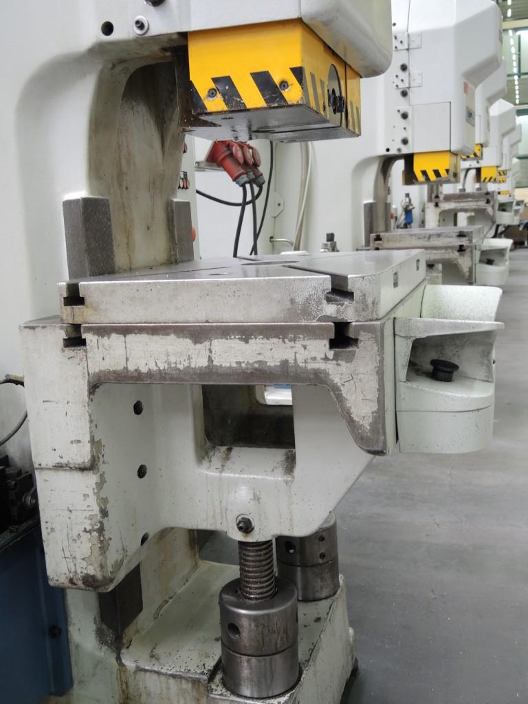 Chapas metálicas e máquinas para trabalhar metais<br><font size="2">Colaboração com Hilco Industrial Acquisitions bv</font><br><img src="/images/hil.png"><br>-10