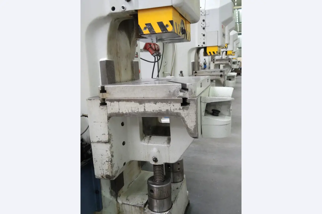 Chapas metálicas e máquinas para trabalhar metais<br><font size="2">Colaboração com Hilco Industrial Acquisitions bv</font><br><img src="/images/hil.png"><br>-10