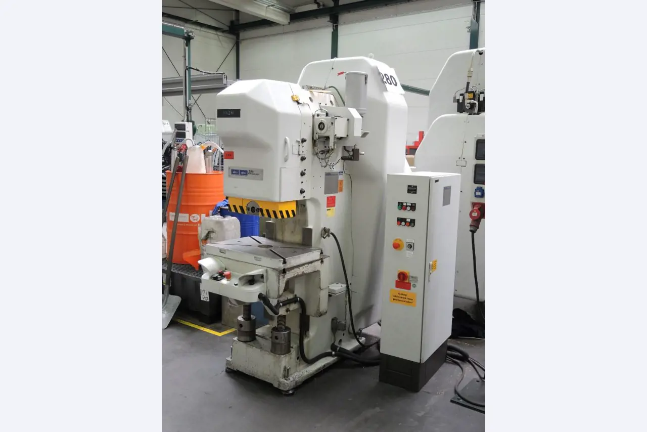 Chapas metálicas e máquinas para trabalhar metais<br><font size="2">Colaboração com Hilco Industrial Acquisitions bv</font><br><img src="/images/hil.png"><br>-1